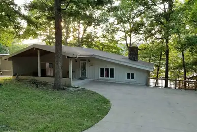 Image de Cozy Lake Front Cottage w / quai, retraite familiale parfaite!