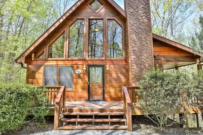 Image de Asseyez-vous sur le pont couvert de Blessings N D Skies et regardez le soleil se lever au-dessus des montagnes.