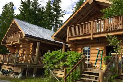 Image de Kootenay Lake Lodge Waterfront Log Chalet - juste au bord de l'eau - WiFi gratuit