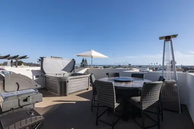 Image de Condo de luxe au coeur du centre-ville de Pismo Beach, vient d'être construit, spa sur le toit!