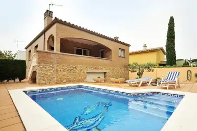 Image de Maison avec piscine privée et jardin
