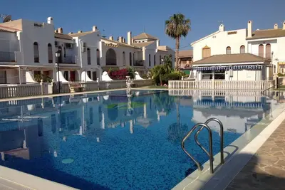 Image de Charmante villa familiale dans une communauté sécurisée avec une grande piscine.