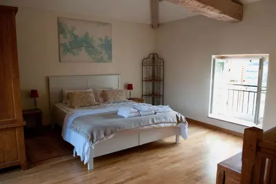 Image de La Forge - Appartement terrasse privée, surplombant la piscine et la Roche de Solutré