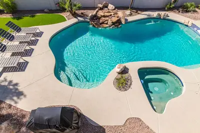 Image de Scarlet Mountain Hideaway. Piscine privée chauffée, bain à remous, table de ping-pong, Xbox