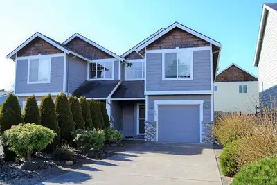 Image de 3br / 2Bath Duplex haut de gamme à proximité de la plage, de la ville et du centre de conventions