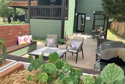 Image de Vue sur les Ravens récemment rénovée, vue sur la montagne, à quelques pas du centre-ville!