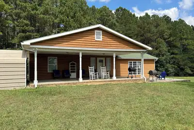 Image de Nana's Cabin - isolée, magnifique, sur un étang rempli!