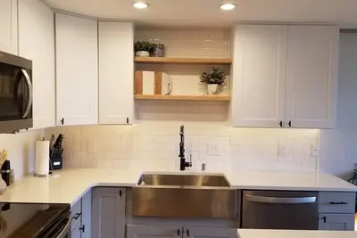 Image de Nouveau remodeler! Lakeside Condo w / Pool, Kayaks, Vélos
