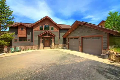 Image de Retraite de montagne de famille magnifique avec loisirs de plein air toute l'année