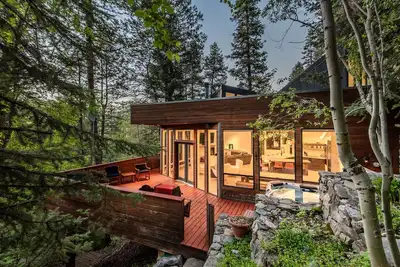 Image de Treehouse moderne - Unique maison contemporaine nichée dans la forêt, bain à remous, cheminée, salle de jeux