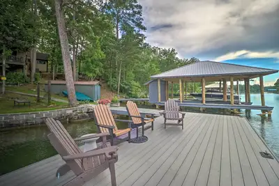 Image de «Arcade Cove» - Lake Martin Home w / Private Dock!