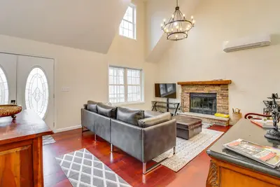 Image de Pocono Lake House isolée avec grande terrasse et foyer