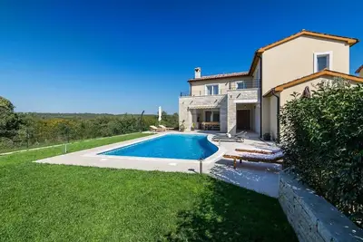 Image de Villa Patricia avec piscine privée, sauna, baignoire d'hydromassage, espace Spa, table de billard, tennis de table, espace barbecue, en pleine nature.