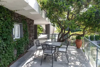 Image de Apartment with terrace and direct access to the sea. Shared pool. Conchiglia