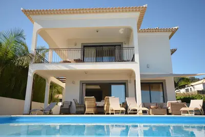 17 ° Ouest, Lux. Inf. Villa avec piscine, à 5 minutes de la plage de sable, WiFi