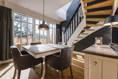 Image de Appartement exclusif avec tous les jours. Nettoyage, cheminée, vue sur l'eau, buanderie incl.