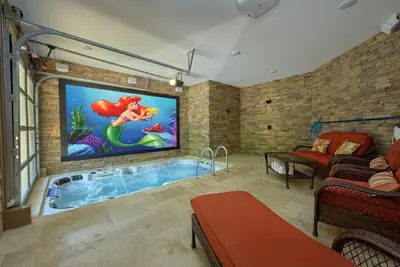 Image de Incroyable cabine de piscine intérieure avec foyer extérieur et parcours de golf putt-putt!