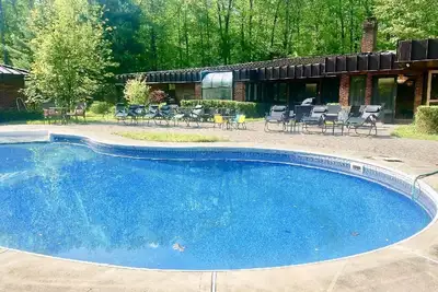 Image de 14 acres / 5000 pieds carrés / 22 lits Private Estate Pool Hot Tub Firepit Jeux de nombreux espaces!