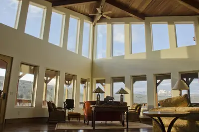 Image de Maison de luxe avec vue sur la montagne et traversé par une rivière