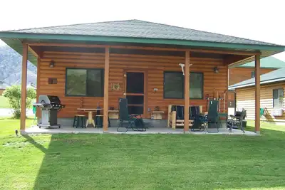Image de Yellowstone Riverfront Cabin, pour 9 personnes, entre 171 et 325 Usd / 300 verges à Yellowstone