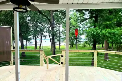 Image de Maison relaxante au bord du lac avec quai pour bateau, foyer et plage privée sans rendez-vous!