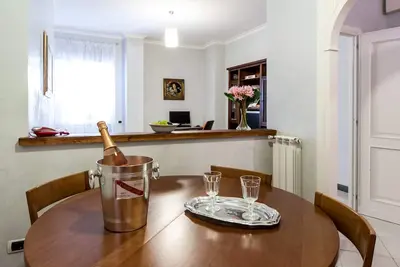 Image de Appartement dans une villa, bien relié au centre historique.