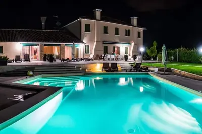 Image de Appartement de luxe Violet dans une villa de campagne avec piscine, Wifi, climatisation