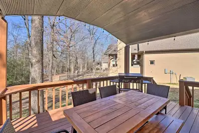 Image de Nouveau! Lakefront Greers Ferry Cabin w / Boat Slip!