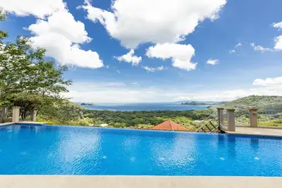 Image de Des souvenirs inoubliables Ă partager avec ce Spectacular Ocean View Home avec piscine!