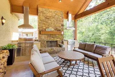 Image de Nouveau! Immaculate Home w / Boat Slips on Greers Ferry!