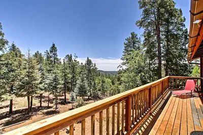 Image de Cozy Forest Cabin 8. 5 milles au centre-ville!