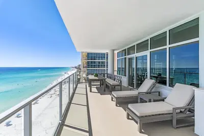 Image de Neuf, condo de luxe Gulf Front à Destin! Piscine sur le toit! Vues du Golfe!