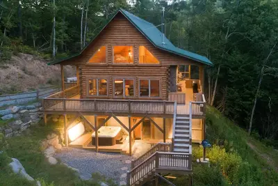 Image de Brand New Hot Tub! Côté montagne, Custom Mountain Home - Accès privé au lac avec Kayak!