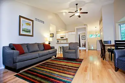 Image de Grand condo Saugatuck, ravin boisé, plafonds cathédrale, Aucun Frais De Nettoyage