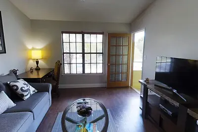 Image de Gated community luxe nouveau concepteur rénové condo minutes des parcs