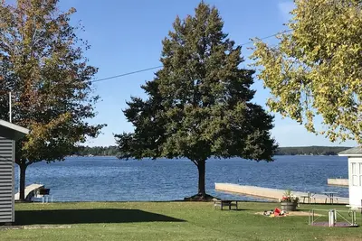 Image de Cottage des Mille-ĂŽles sur la belle rue Fleuve Laurent, quai de bateau inclus
