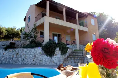 Image de Villa familiale paisible et privée avec piscine, vue panoramique sur mer et montagne