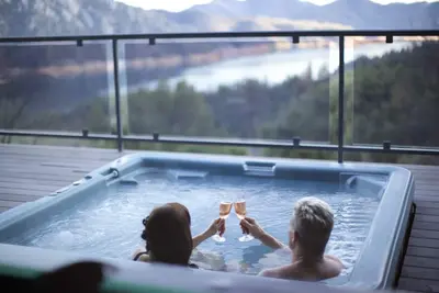 Image de Dates d'août disponibles! Incroyable maison avec de belles vues panoramiques - bain à remous!