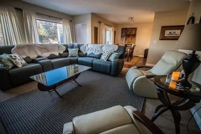 Image de Propre, calme et décoré professionnellement. Proche de toutes commodités.