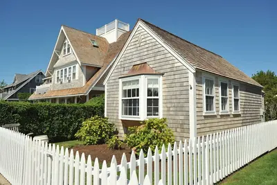 Image de Superbe Cottage “Eliza” avec vue sur le port! À côté de l'éléphant blanc!