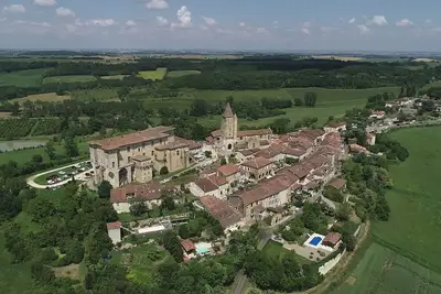 Image de Belle rénovation d'une grange dans le village médiéval de Lavardens (Gers)