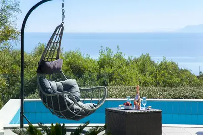 Image de Villa avec piscine privée et vue sur la mer