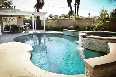 Image de Fantastique 6 chambres, 4. 5 salles de bain (4 suites parentales), piscine