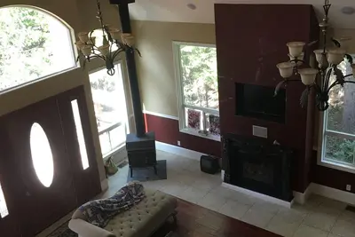 Image de Belle maison personnalisée sur 1 acre creusé barbecue pour le gros gibier.