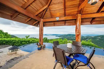 Image de Maison d'hôtes au sommet du monde avec vue imprenable sur l'océan, piscine privée et spacieuse