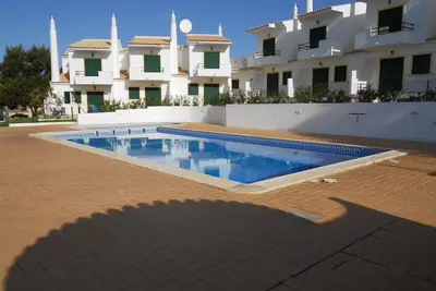 Image de Maison T2 Galé dans une résidence fermée avec piscine et espace vert, proche de la plage