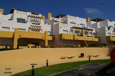 Image de Appartement de 2 chambres et 2 salles de bains dans un petit complexe avec 2 piscines et aire de jeux