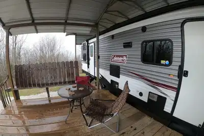 Image de Wagon Wheel, situé au sommet de la montagne bordant le parc d'État Lost Valley