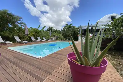 Image de Villa créole proche bourg, port, plages. Grand jardin arboré et piscine privée