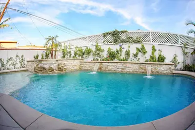 Image de Superbe maison de piscine avec 8 chambres et 6 salles de bains